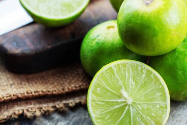 Kireç dilim yarım ve taze ahşap.