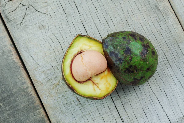 Aguacate Cortado Por Mitad Apilado Suelo Madera Viejo — Foto de Stock