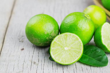 Ahşap üzerinde limon.