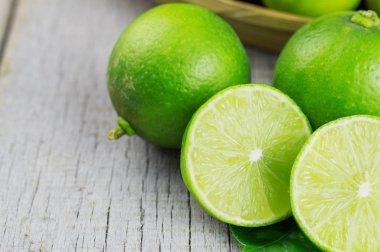 Ahşap üzerine dilimlenmiş limon.