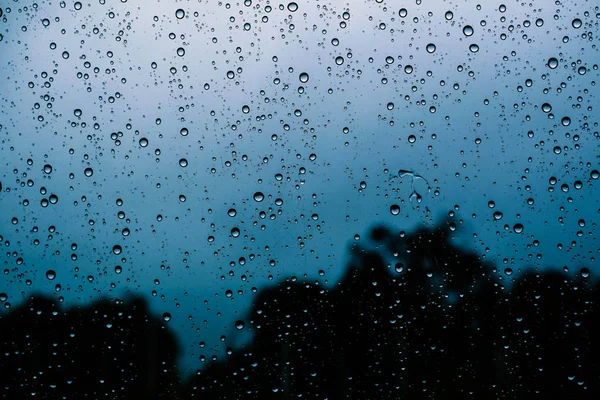 Vattendroppar på glas under regnperioden. — Stockfoto