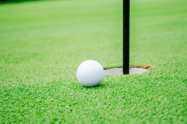 Μπάλες του γκολφ και τρύπες στο πράσινο. — Φωτογραφία Αρχείου