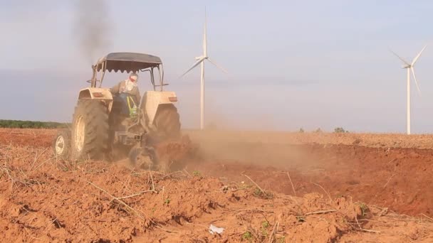 Tracteur Cultivant Des Terres Dans Les Terres Agricoles — Video