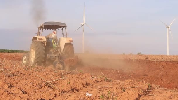 Trekker Het Cultiveren Van Land Landbouwgrond — Stockvideo