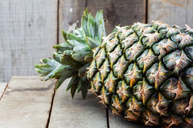 Ahşap üzerinde ananas.