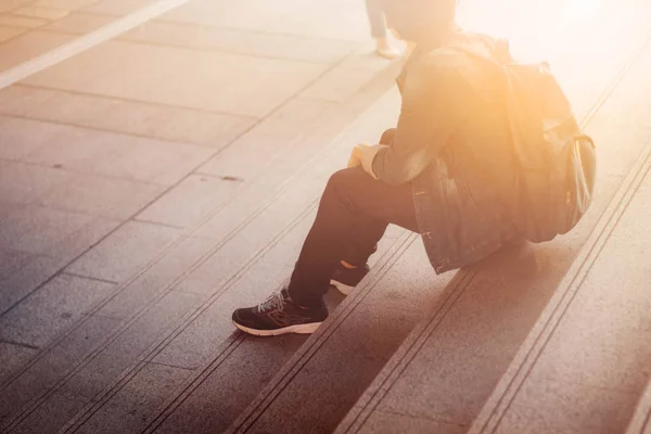 Turistas masculinos sentados en la escalera . — Foto de Stock