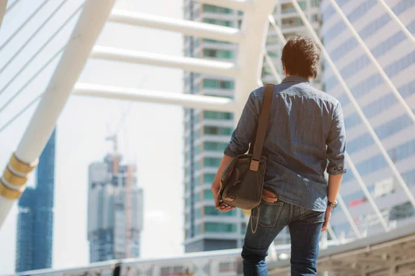 Hombre con esperanza en la ciudad . — Foto de Stock