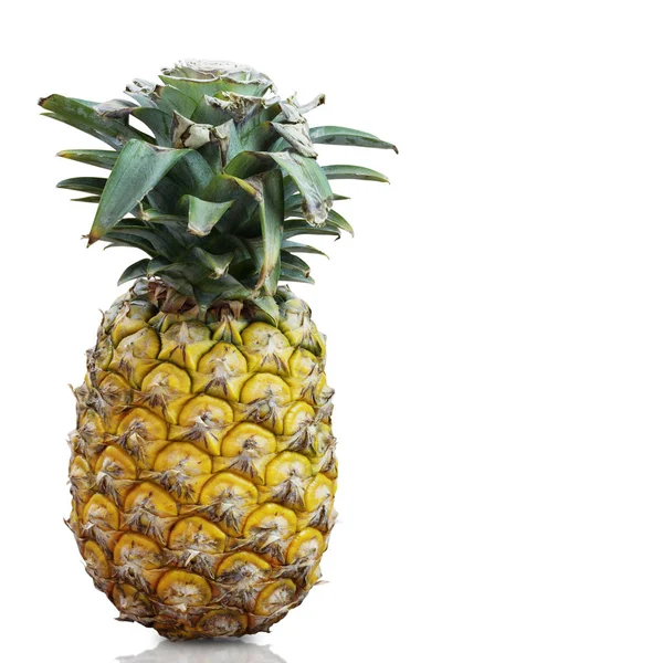 Ananas met geïsoleerde achtergrond. — Stockfoto