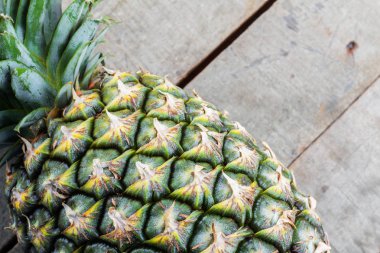 Ahşap üzerinde ananas.