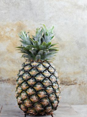 Ananas eski duvar ile.