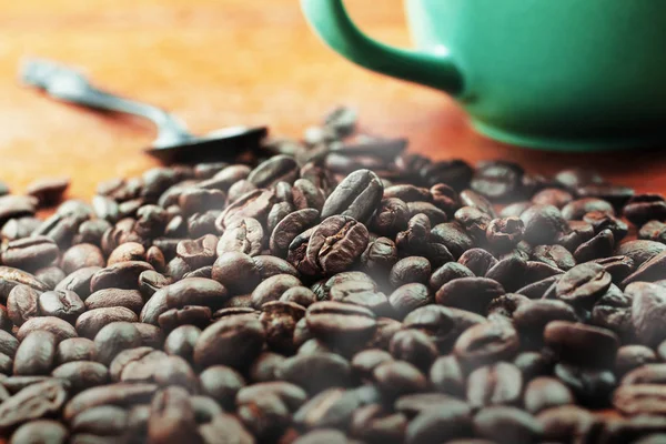 Granos de café en madera . — Foto de Stock