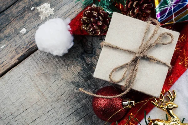 Caja de regalo a en madera . —  Fotos de Stock