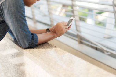 adam cep telefonu kullanarak.