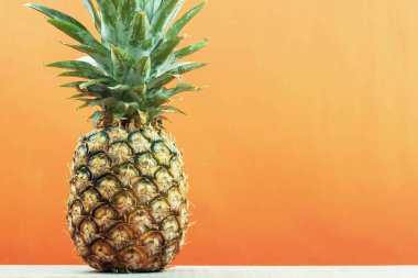 Ananas sarı arka plana sahip.