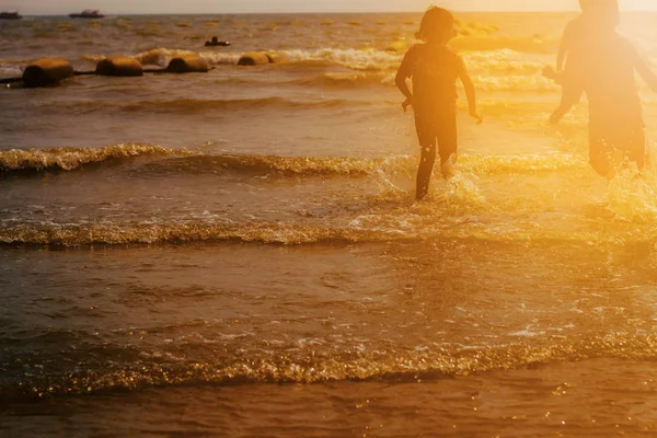 Barn spelar havet. — Stockfoto