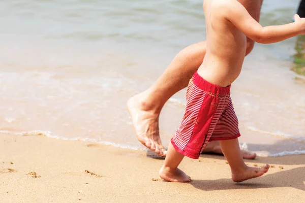Syn chodí na pláži. — Stock fotografie