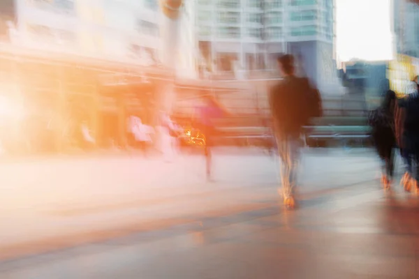 Persone che camminano alla luce del sole . Immagine Stock