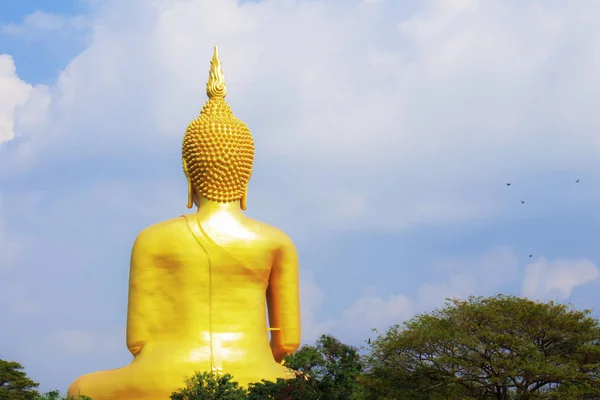 Buddha con cielo blu . — Foto Stock