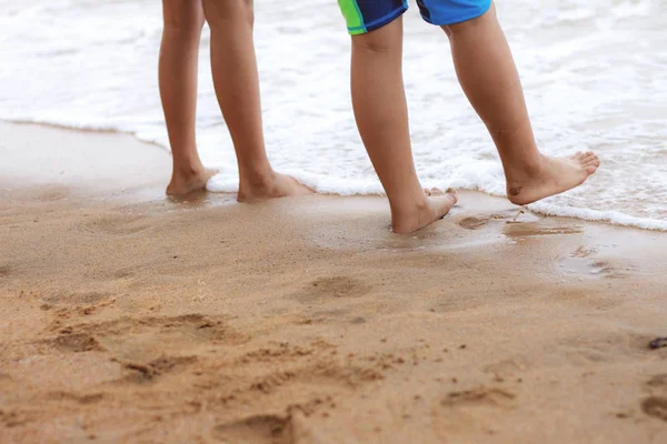 I bambini camminano sulla spiaggia . — Foto Stock