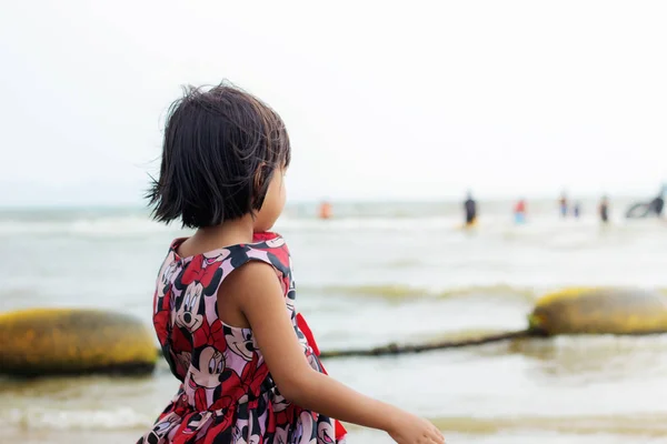 Flicka på stranden. — Stockfoto