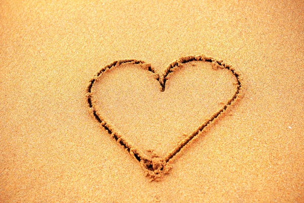 Hjärtat på sandstrand. — Stockfoto