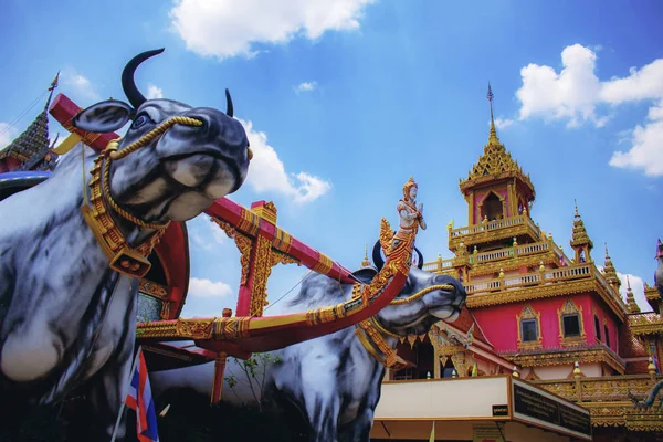 在泰国的寺庙与美丽的蓝天 — 图库照片