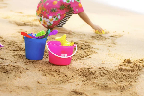Hračky Dívky Hrají Písečné Pláži — Stock fotografie