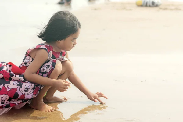 Dívky hrají na pláži. — Stock fotografie