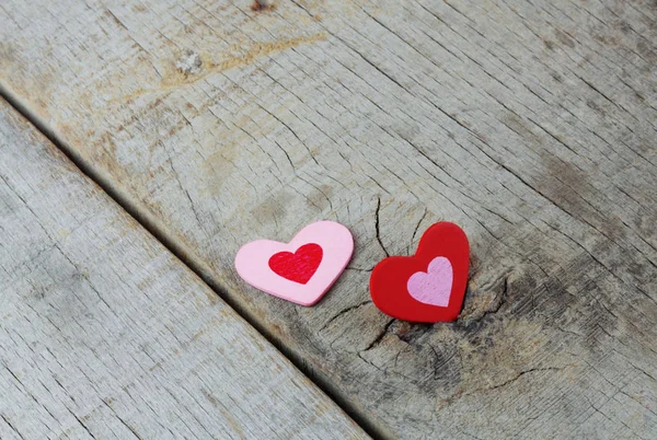 Corazones en el suelo de madera . —  Fotos de Stock