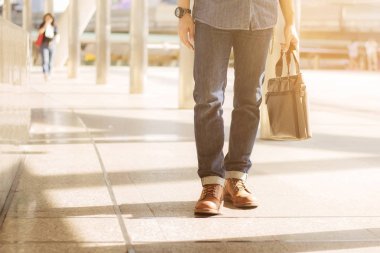 Deri çanta şehirde tutan adam.