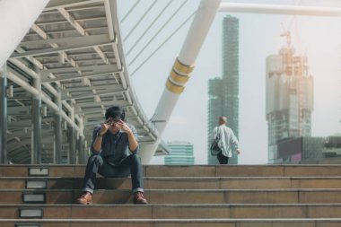 şehirde oturan adam.