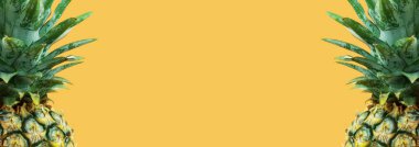 Sarı arka planda ananas.