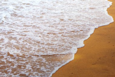 Dalgalar ile güzel plaj üzerinde.