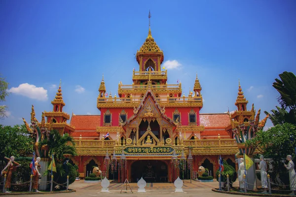 Temple thaïlandais avec ciel bleu . — Photo