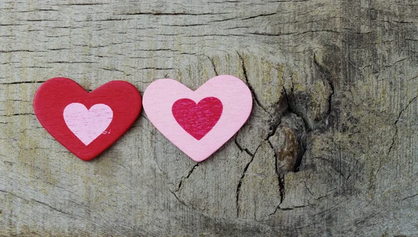 Två hjärtan på trä. — Stockfoto