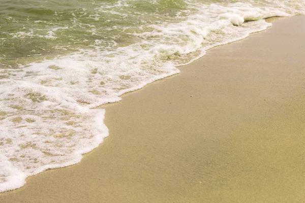 Vagues sur la plage avec fond . — Photo