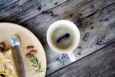 Kahve fincanı ve kek tahtada.