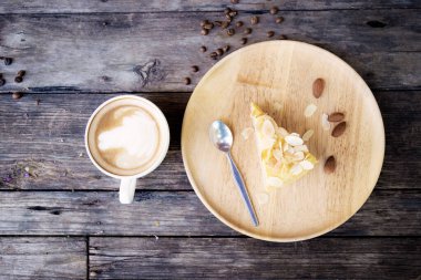 Arka plan manzaralı kahve fincanı..