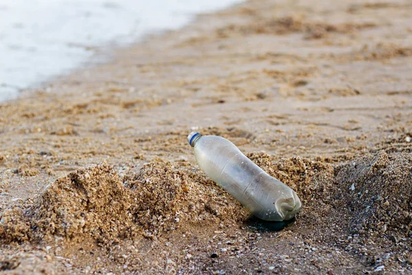 Garrafas de plástico na praia . — Fotografia de Stock