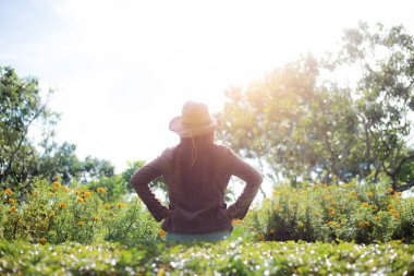 Parktaki kadın güneş ışığıyla.
