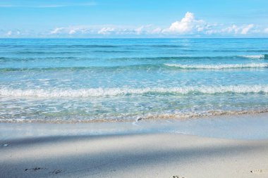 Denizde kum ve dalgalar.