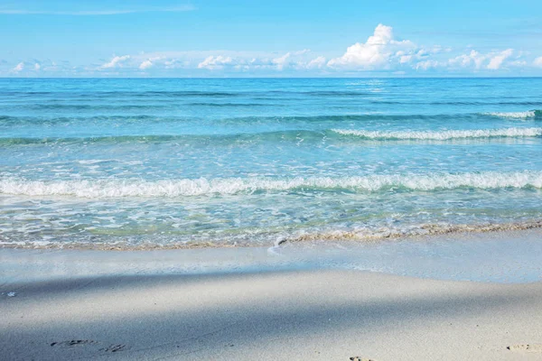 Zand en golven op zee. — Stockfoto