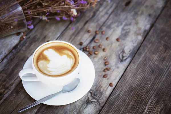 Cangkir kopi di kayu . — Stok Foto