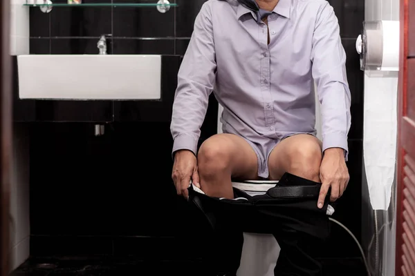 Homme assis dans les toilettes . — Photo