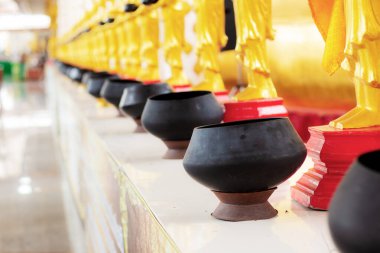 Sadakalar masanın üzerinde..