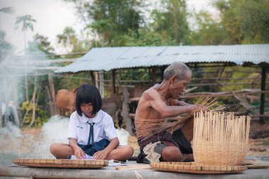 Amca ve çocuklar kırsalda.