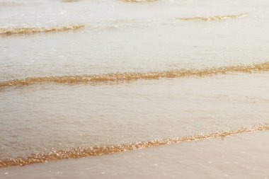 Güneş ışığı ile su dalgaları.