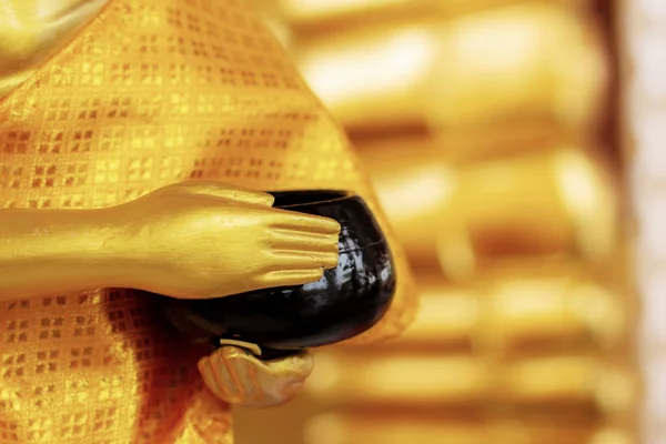 Buda segurando esmolas . — Fotografia de Stock