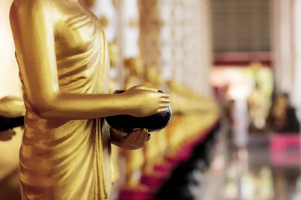 Estátua de Buda segurando esmolas . — Fotografia de Stock