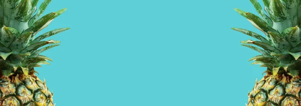 Abacaxi com fundo azul . — Fotografia de Stock